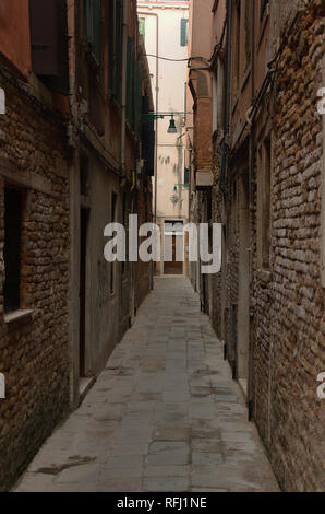 Gasse in Venedig Stockfoto