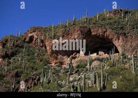 Tonto National Monument enthält der Ruinen von zwei Cliff dwellings durch den Salado Indianer gegründet um 1300 AD. Stockfoto