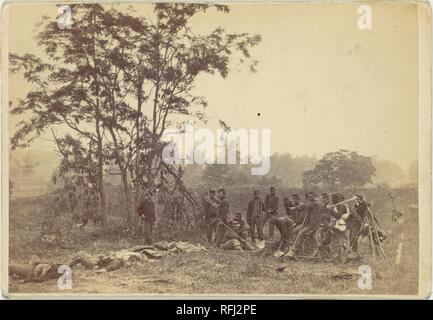 Die Toten zu begraben, auf dem Schlachtfeld von Antietam, September 1862. Artist: Alexander Gardner (Amerikanische, Glasgow, Schottland 1821-1882 Washington, D.C.). Abmessungen: Bild: 7,1 x 10 cm (2 13/16 x 3 15/16 in.) anbringen: 7,3 x 10,6 cm (2 7/8 x 4 3/16 in.). Datum: 1862. Museum: Metropolitan Museum of Art, New York, USA. Stockfoto