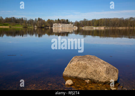 Natürliche Fluss Daugava Landschaft mit großen Steinen und Ruinen in Lettland. Koknese Burgruine. Lettische mittelalterliche Burgen. Archäologische monume Stockfoto