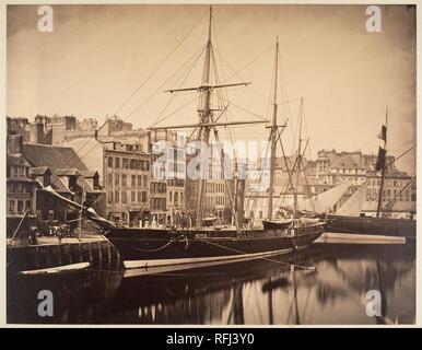 La Reine Hortense - Yachtcharter de l'Empereur, Havre. Artist: Gustave Le Gray (Französisch, 1820-1884). Abmessungen: Bild: 31,8 x 41,3 cm (12 1/2 x 16 1/4 in.) Mount: 53,1 x 66,3 cm (20 7/8 x 26 1/8 in.). Datum: 1856. Le Gray fotografierte die kaiserliche Yacht im Hafen von Le Havre im Juli 1856, kurz bevor er für Grönland und Spitzbergen auf einer Expedition unter der Leitung von Prinz Napoleon. Der elegante Schiff, Takelage und Kerle scheinen die perfekte Platzierung innerhalb des Le Grau Rahmen zu sichern. In den späten 1840s, Le Grau hatte geholfen, das perfekte Papier negative Prozess und die gesalzene Papier drucken, verwenden zum ästhetischen ad Stockfoto