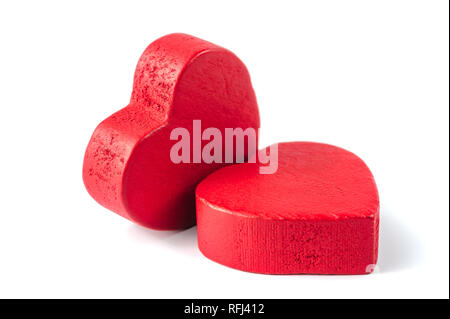 Zwei rote Herzen aus Holz isoliert auf weißem Stockfoto