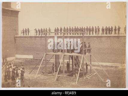 Ausführung der Verschwörer. Artist: Alexander Gardner (Amerikanische, Glasgow, Schottland 1821-1882 Washington, D.C.). Abmessungen: Bild: 16,8 x 24,2 cm (6 5/8 x 9 1/2 in.). Datum: Juli 7, 1865. Alexander Gardner's intime Einbeziehung in den Ereignissen nach Präsident Lincolns Ermordung würde selbst die Erfahrensten des 20. Jahrhunderts Fotojournalist herausgefordert haben. In knapp vier Monaten, Gardner in hunderte von Portraits dokumentiert und Ansichten eines der komplexesten nationale Nachrichten Geschichten in der amerikanischen Geschichte. Der US-Geheimdienst zur Verfügung Gardner unbegrenzten Zugang zu Personen und Stockfoto