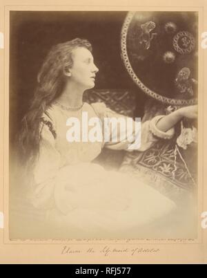 Elaine die Lilie - Magd von astolat. Artist: Julia Margaret Cameron (British (Indien) geboren, Kalkutta 1815-1879 Kalutara, Ceylon). Abmessungen: 34,3 x 28,4 cm (13 1/2 x 11 1/4 in. ). Datum: 1874. 1874 Tennyson fragte Cameron fotografischen Illustrationen für eine neue Ausgabe seines Idyllen des Königs, eine Neufassung der Arthurian Legends zu machen. Reaktion, daß beide wussten, dass es "die Unsterblichkeit zu mir das sie gebunden ist, "Cameron bereitwillig angenommen die Zuordnung. Kostümierung Familie und Freunde, sie machte einige 245 Aufnahmen mit der Handvoll zu kommen, die sie für das Buch wollte. Letztlich - und predictabl Stockfoto