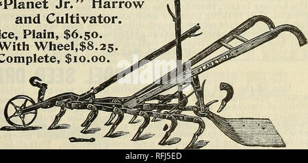 . Zwanzigster Jahresbericht Katalog: Frühjahr 1900. Baumschulen Indiana Indianapolis Kataloge; Gemüse; Blumen Samen Samen Kataloge Kataloge; landwirtschaftliche Arbeitsgeräte Kataloge. Dieses Tool hat sich rasch in der Gunst der Landwirte, Market Garden - ers und Erdbeere Züchter gewachsen. Es hat eine hierh Frame, und der Meißel geformte Zähne schneiden Sie einen Zoll breit. Handhebel Breite und deptli regulieren, während der Traktor in Bewegung ist, und der Pulverisierer bereitet den Boden capitally Tor die Drillmaschine oder für die Einstellung und steuert die Tiefe der hinteren Zähne, es Verträge bis 12 Zoll und 32 Zoll erweitert. Pflegt ohne Stockfoto