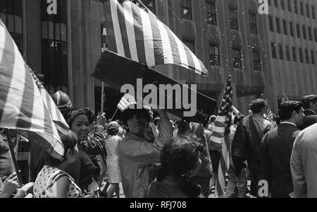 Demonstranten März und halten Sie Banner und Flaggen während der Teilnahme an Protesten gegen die anti-Vietnam Krieg harten Hut Aufruhr, New York City, New York, Mai 1970. () Stockfoto