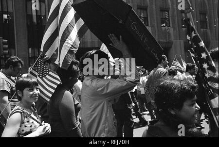 Demonstranten März und halten Sie Banner während der Teilnahme an Protesten gegen die anti-Vietnam Krieg harten Hut Aufruhr, New York City, New York, Mai 1970. () Stockfoto