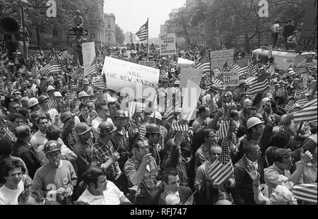 Demonstranten März und halten Sie Banner während der Teilnahme an Protesten gegen die anti-Vietnam Krieg harten Hut Aufruhr, New York City, New York, Mai 1970. () Stockfoto