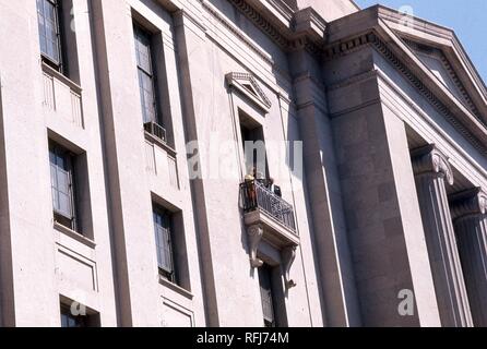 Während der Tag der Proteste gegen den Vietnamkrieg, Umstehende sehen Sie die Proteste vom Balkon des US-Justizministeriums Gebäude, in Washington, DC, 4. Mai 1971. () Stockfoto