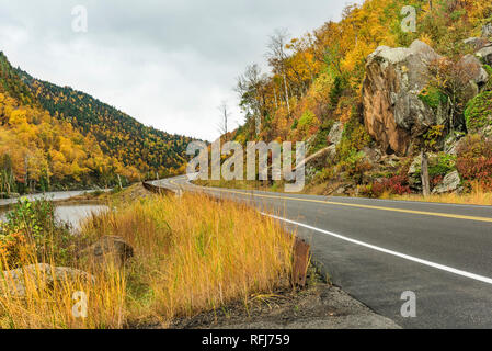 Rt 73 durchläuft Adirondack Mountains und Oberen Cascade See im Herbst, hohe Gipfel Region, Essex County, NY Stockfoto