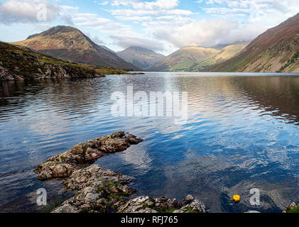 Wastwater ist der tiefste See in England und den südwestlichen Ende schaut in Richtung der Berge von Yewbarrow, Great Gable, und Lingmell Stockfoto