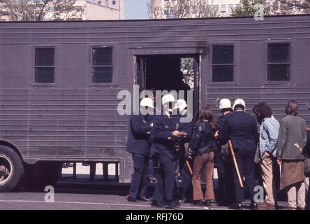 Während der Tag der Proteste gegen den Vietnamkrieg, polizeieskorte Demonstranten in Hippie Kleidung in ein Polizeifahrzeug, in Washington, DC, 4. Mai 1971. () Stockfoto