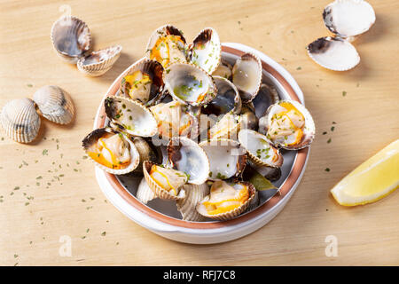 Gekochte Herzmuscheln auf Platte bereit zu essen. Leckere Vorspeise. Ansicht von oben Stockfoto