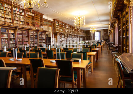 Universitätsbibliothek Innenraum mit vielen Student Schreibtische und Regale mit antiken Büchern. Fakultät für Geographie und Geschichte. Santiago de Compostela, Spanien Stockfoto