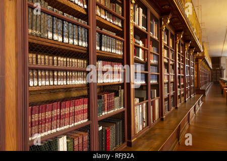 Antike Universitätsbibliothek Interieur. Bücherregal mit alte Bücher Stockfoto