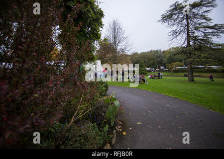 Sherbourne, Dorset, Großbritannien. 15. Oktober 2018. Mitglieder der Öffentlichkeit genießen Pack Montag Messe eine Tradition, die von der Verpackung der Arbeitnehmer abgeleitet", ihre Tools ein Stockfoto