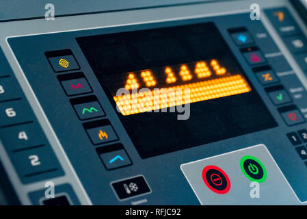 Control Panel auf modernen Tretmühle in Nahaufnahme Stockfoto