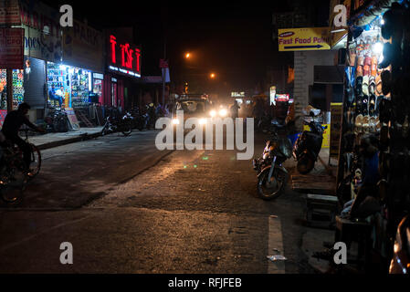 AGRA, Indien - 8. NOVEMBER 2017: Menschen in Abends Straße von Agra, Indien Stockfoto