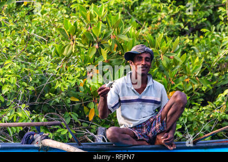 COLOMBO, Sri Lanka - 7. DEZEMBER 2013: lokale Fischer in Fluss in Sri Lanka Stockfoto