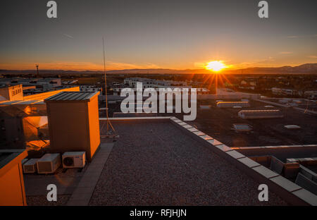 Panoramablick von Wiener Neustadt Stadt in Österreich bei Sonnenuntergang Stockfoto