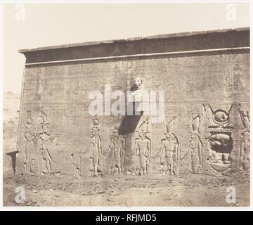 Dendérah (Tentyris), Temple d'Athôr-Face Postérieure. Artist: Felix Teynard (Französisch, 1817-1892). Abmessungen: 24,7 x 30,0 cm. (9 3/4 x 11 13/16 in.). Drucker: Imprimerie Photographique de H. de Fonteny et Cie. Datum: 1851-52, 1853-54. Museum: Metropolitan Museum of Art, New York, USA. Stockfoto