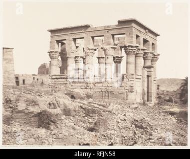 Ile de Fîleh (Philae), Édifice de l'Est - Gesicht Latérale Vue du Punkt D. Künstler: Felix Teynard (Französisch, 1817-1892). Abmessungen: 23,5 x 30,3 cm. (9 1/4 in. x 11 15/16 in.). Drucker: Imprimerie Photographique de H. de Fonteny et Cie. Datum: 1851-52, 1853-54. Museum: Metropolitan Museum of Art, New York, USA. Stockfoto