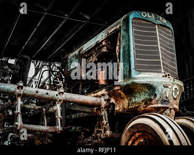 Mein Großvater alten Traktor warten in der Scheune für unzählige Jahre Stockfoto