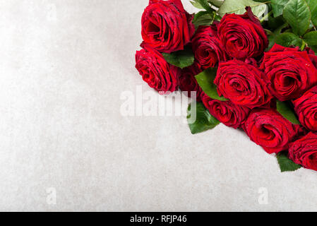 Luxus Blumenstrauß aus roten Rosen auf grauem Hintergrund, Ansicht von oben Stockfoto