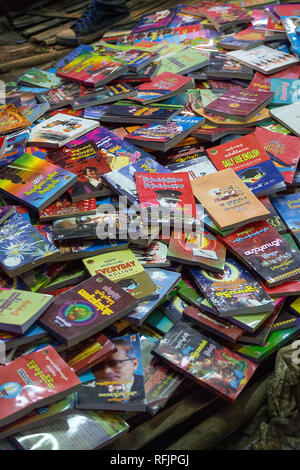 Ein Stapel von Papier wieder Bücher zum Verkauf auf einen Markt in Yangon, Myanmar. Stockfoto