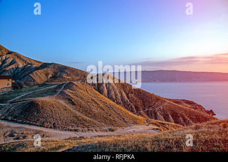 Super Aussicht auf das Meer von der Spitze des Hügels mit Sonnenuntergang Stockfoto