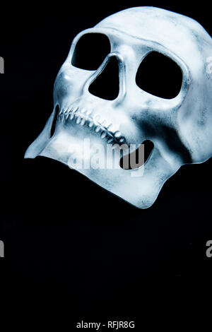 White Skull Maske auf schwarzem Hintergrund Stockfoto