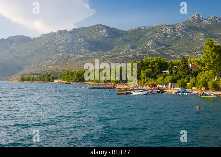 Podstrana, unter dem Berg Velebit Stockfoto