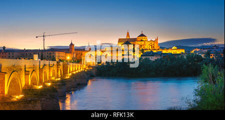 Panoramablick auf römische Brücke und Große Moschee (Mezquita) am Guadalquivir in der Nacht. Cordoba, Andalusien, Spanien Stockfoto