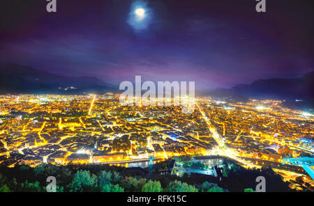 Antenne Panorama von Grenoble Stadt bei Nacht. Frankreich Stockfoto