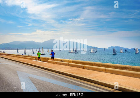 Mit Panoramablick auf die Landschaft, die Menschen entlang Meer an der Corniche Kennedy Avenue. Marseille, Frankreich Stockfoto