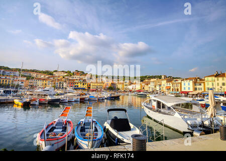 Hafen und Marina mit Fischerbooten auf Cassis Resort Stadt. Frankreich, Provence Stockfoto