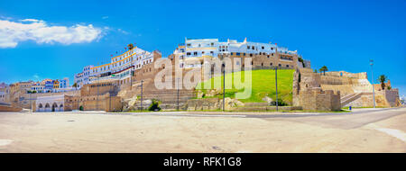 Panorama der alten Festung und Wohnhäuser in Medina. Tanger, Marokko Stockfoto