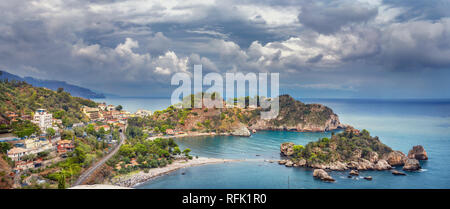 Panoramablick auf Meer und der berühmten Insel und Strand Isola Bella. Taormina, Sizilien, Italien Stockfoto