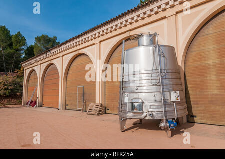 Wein Fermenter außerhalb Keller, Oller del Mas schloss, Keller, Manresa, Katalonien, Spanien Stockfoto