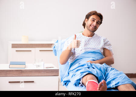 Verletzte Mann warten Behandlung im Krankenhaus Stockfoto