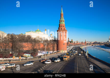 Roten Kremlmauer in Moskau (Russland). Gefrorenes Wasser in Moskau Fluss. Ufer der Moskwa Stockfoto