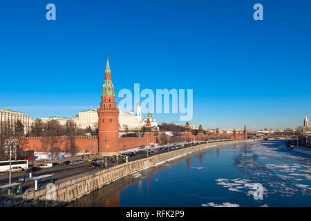 Roten Kremlmauer in Moskau (Russland). Gefrorenes Wasser in Moskau Fluss. Ufer der Moskwa Stockfoto