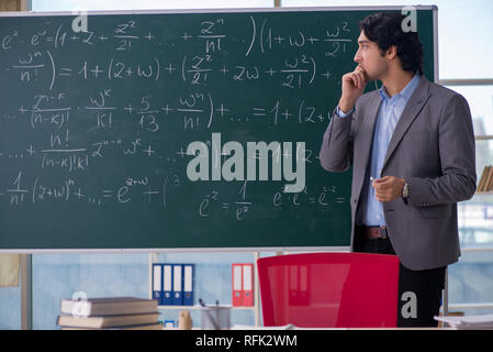 Junge schöne Mathematik Lehrer im Klassenzimmer Stockfoto
