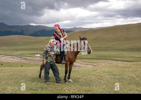 Alles, was Sie brauchen, ist ein guter Mann und ein gutes Pferd, hütehunde Leben auf Assy Plateau, Kasachstan Stockfoto