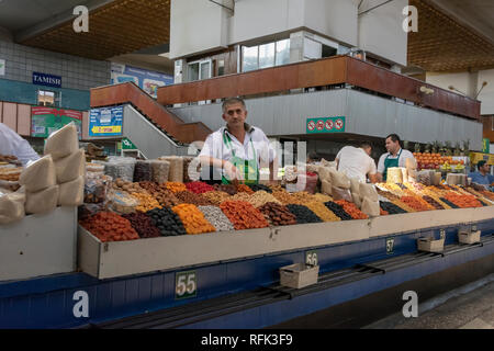 Getrocknete Früchte und Nüsse für Verkauf an den grünen Basar (Zelyony Basar), Almaty, Kasachstan Stockfoto