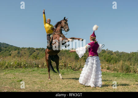 Aufzucht Pferd mit Kasachischen Mann auf der Rückseite, Almaty, Kasachstan Stockfoto