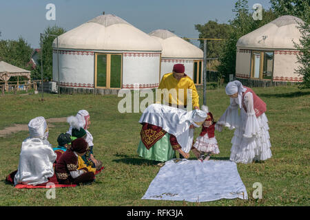 "Tusau Kesu' (das Seil) erste Schritte Zeremonie mit Familie in festlicher Kleidung, Almaty, Kasachstan Stockfoto