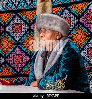Porträt einer kasachischen Mann in traditioneller Kleidung, mit Fox Haut auf Wand der Jurte, Almaty, Kasachstan Stockfoto