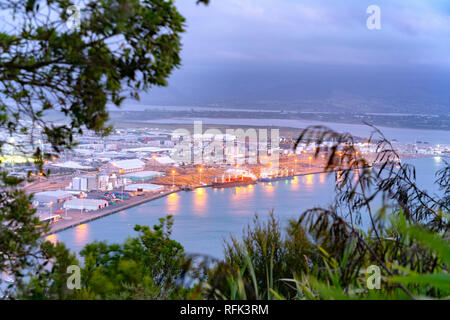 Nacht Blick vom Gipfel des Mount Maunganui funkelnden Lichter der Stadt unter Hafen- Stockfoto