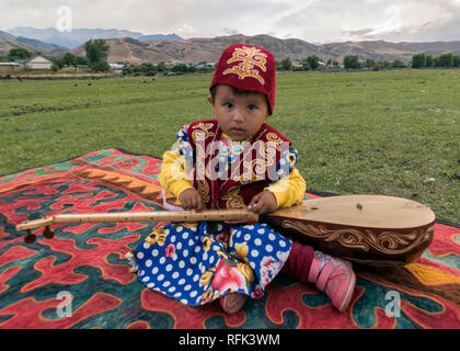 Kind mit Balalaika, in der Nähe von Kolsay See, Kasachstan Stockfoto